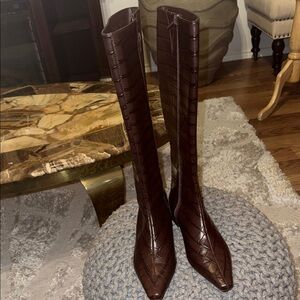 Chic Brown Croc-Embossed Heeled Boots